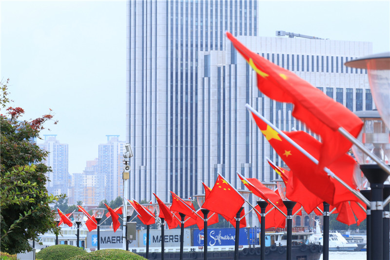 攝圖網_500122354_banner_插滿國旗的外灘（非企業商用）.jpg